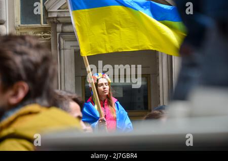 New York, Usa. 08.. Mai 2022. Eine Frau hält am 8. Mai 2022 im Bowling Green Park in New York City eine ukrainische Flagge, um sich solidarisch mit der Ukraine zu zeigen. (Foto von Ryan Rahman/Pacific Press) Quelle: Pacific Press Media Production Corp./Alamy Live News Stockfoto