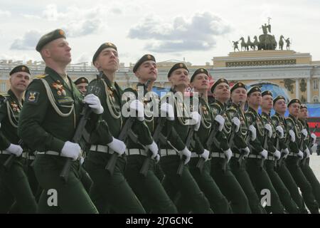 St. Petersburg, Russland. 9.. Mai 2022. Militärangehöriger marschieren während der Militärparade zum Tag des Sieges zum 77.. Jahrestag des Sieges im Großen Vaterländischen Krieg in St. Petersburg, Russland, am 9. Mai 2022. Quelle: Irina Motina/Xinhua/Alamy Live News Stockfoto