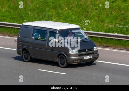 2003 VW Volkswagen Transporter Fenstertransporter braun, 2461 ccm Diesel TDI 102 SWB, mit Solarladerplatte Stockfoto