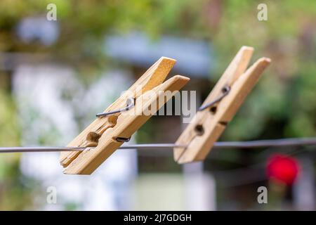 Ein Paar hölzerne Wäscheklammern auf einer Wäscheleine. Stockfoto