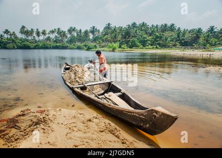 Alleppey, Indien - 01. Februar 2016: Indischer Mann bei der Handarbeit am Backwaters. Beispiel für harte Handarbeit in Asien Stockfoto