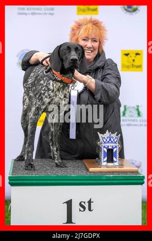 PABest NUR FÜR REDAKTIONELLE ZWECKE Christine Grahame MSP und Mabel werden als Gewinner des diesjährigen Holyrood Dog of the Year Wettbewerbs bekannt gegeben, der gemeinsam von Dogs Trust und dem Kennel Club organisiert wird. Bilddatum: Montag, 9. Mai 2022. Stockfoto