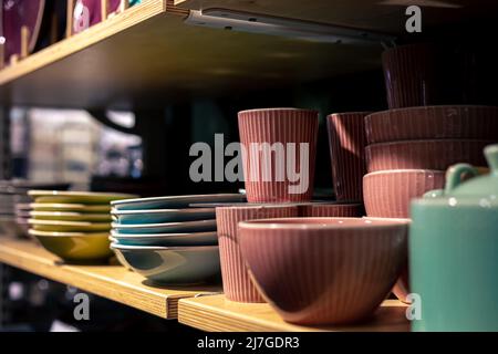 Geschirr auf der Vitrine eines Vorladens von Dingen für das Zuhause. Stockfoto