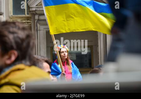 New York, New York, USA. 8.. Mai 2022. Eine Frau hält am 8. Mai 2022 im Bowling Green Park in New York City eine ukrainische Flagge, um sich solidarisch mit der Ukraine zu zeigen. (Bild: © Ryan Rahman/Pacific Press via ZUMA Press Wire) Stockfoto