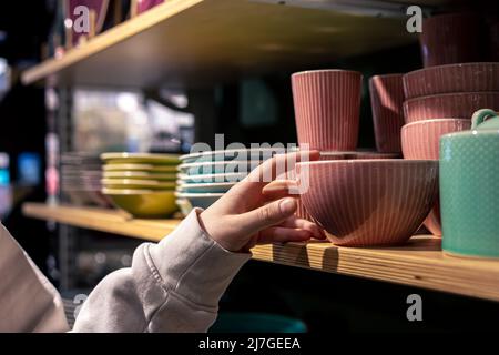 Geschirr auf der Vitrine eines Vorladens von Dingen für das Zuhause. Stockfoto