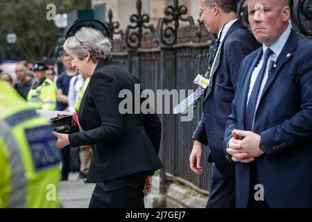 London, Großbritannien. 9.. Mai 2022. Theresa May, ehemalige Premierministerin. Der Gedenkgottesdienst für den Abgeordneten James Brokenshire, der letztes Jahr im Alter von 53 Jahren starb, findet heute in der St. Margaret's Church auf dem Gelände der Westminster Abbey statt. An dem Gottesdienst nehmen Premierminister Boris Johnson, die ehemaligen Premierminister David Cameron und Theresa May, Kabinettsminister, Abgeordnete und andere Gäste Teil. Kredit: Imageplotter/Alamy Live Nachrichten Stockfoto