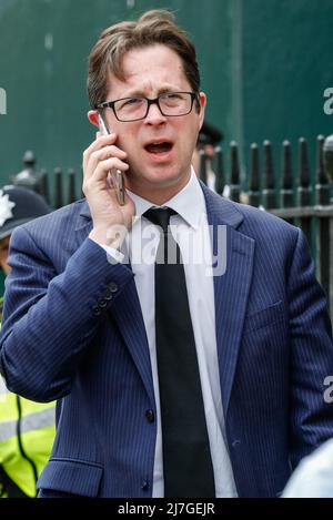 London, Großbritannien. 9.. Mai 2022. Alex Burghart, MP, Parlamentarischer Staatssekretär für Ausbildung und Qualifikationen. Der Gedenkgottesdienst für den Abgeordneten James Brokenshire, der letztes Jahr im Alter von 53 Jahren starb, findet heute in der St. Margaret's Church auf dem Gelände der Westminster Abbey statt. An dem Gottesdienst nehmen Premierminister Boris Johnson, die ehemaligen Premierminister David Cameron und Theresa May, Kabinettsminister, Abgeordnete und andere Gäste Teil. Kredit: Imageplotter/Alamy Live Nachrichten Stockfoto