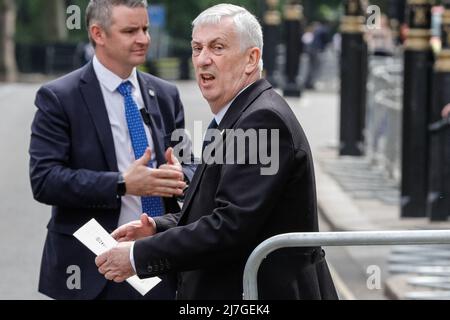 London, Großbritannien. 9.. Mai 2022. Der Sprecher des Unterhauses, Sir Lindsay Hoyle. Der Gedenkgottesdienst für den Abgeordneten James Brokenshire, der letztes Jahr im Alter von 53 Jahren starb, findet heute in der St. Margaret's Church auf dem Gelände der Westminster Abbey statt. An dem Gottesdienst nehmen Premierminister Boris Johnson, die ehemaligen Premierminister David Cameron und Theresa May, Kabinettsminister, Abgeordnete und andere Gäste Teil. Kredit: Imageplotter/Alamy Live Nachrichten Stockfoto