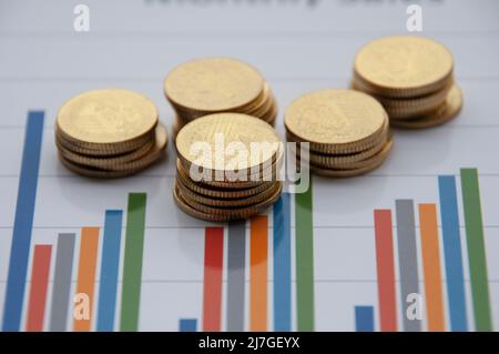 Goldmünzen auf dem Balkendiagramm. Business Finance-Konzept Stockfoto