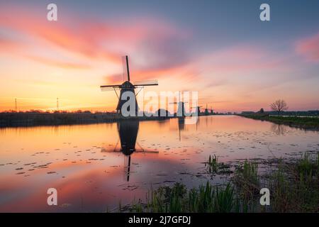 UNESCO Werelderfgoed Kinderdijk Molens, Alte Windmühlen in der Abenddämmerung in Kinderdijk in den Niederlanden Stockfoto