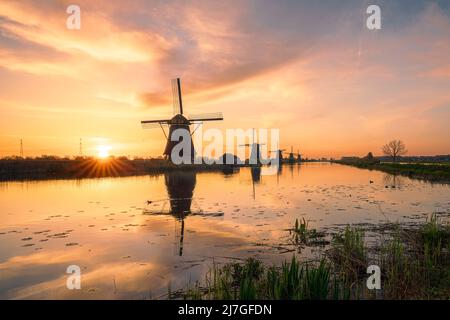 UNESCO Werelderfgoed Kinderdijk Molens, Alte Windmühlen in der Abenddämmerung in Kinderdijk in den Niederlanden Stockfoto