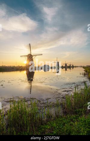 UNESCO Werelderfgoed Kinderdijk Molens, Alte Windmühlen in der Abenddämmerung in Kinderdijk in den Niederlanden Stockfoto