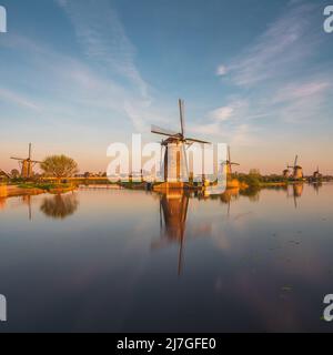 UNESCO Werelderfgoed Kinderdijk Molens, Alte Windmühlen in der Abenddämmerung in Kinderdijk in den Niederlanden Stockfoto