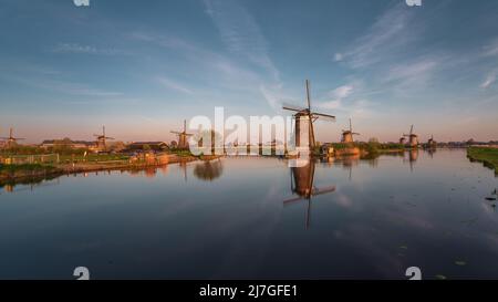 UNESCO Werelderfgoed Kinderdijk Molens, Alte Windmühlen in der Abenddämmerung in Kinderdijk in den Niederlanden Stockfoto