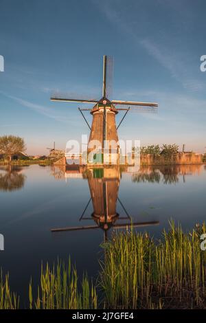 UNESCO Werelderfgoed Kinderdijk Molens, Alte Windmühlen in der Abenddämmerung in Kinderdijk in den Niederlanden Stockfoto