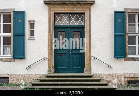 Alte Türen und Fenster an der Fassade des Hauses. Stockfoto