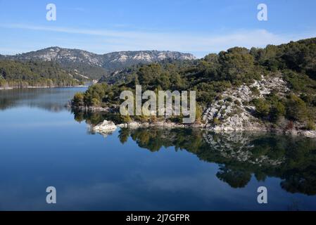 Bimont Lake oder Reservoir von der Barrage de Bimont oder Bimont Dam, & der Montagne Sainte-Victoire in der Nähe von Aix-en-Provence Provence France Stockfoto