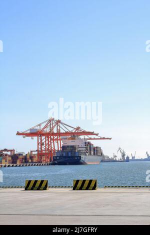 Das Containerschiff wird im Hafen von Gdynia in Polen verladen Stockfoto