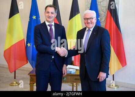 Berlin, Deutschland. 09.. Mai 2022. Bundespräsident Frank-Walter Steinmeier (r) und der belgische Premierminister Alexander De Croo treffen sich zu Gesprächen im Schloss Bellevue. Quelle: Bernd von Jutrczenka/dpa/Alamy Live News Stockfoto