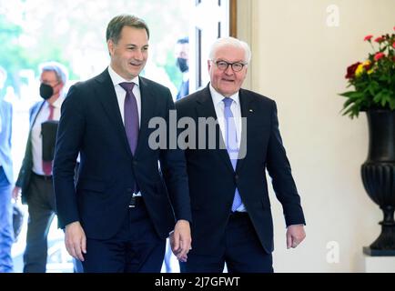 Berlin, Deutschland. 09.. Mai 2022. Bundespräsident Frank-Walter Steinmeier (r) und der belgische Premierminister Alexander De Croo treffen sich zu Gesprächen im Schloss Bellevue. Quelle: Bernd von Jutrczenka/dpa/Alamy Live News Stockfoto