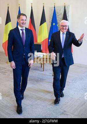 Berlin, Deutschland. 09.. Mai 2022. Bundespräsident Frank-Walter Steinmeier (r) und der belgische Premierminister Alexander De Croo treffen sich zu Gesprächen im Schloss Bellevue. Quelle: Bernd von Jutrczenka/dpa/Alamy Live News Stockfoto