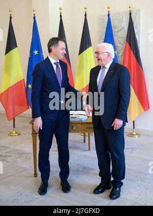 Berlin, Deutschland. 09.. Mai 2022. Bundespräsident Frank-Walter Steinmeier (r) und der belgische Premierminister Alexander De Croo treffen sich zu Gesprächen im Schloss Bellevue. Quelle: Bernd von Jutrczenka/dpa/Alamy Live News Stockfoto