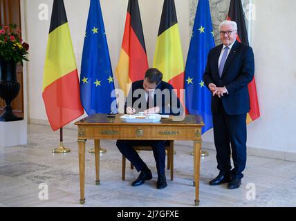 Berlin, Deutschland. 09.. Mai 2022. Der belgische Ministerpräsident Alexander De Croo unterschreibt das Gästebuch vor seinem Treffen mit dem deutschen Präsidenten Frank-Walter Steinmeier im Schloss Bellevue. Quelle: Bernd von Jutrczenka/dpa/Alamy Live News Stockfoto