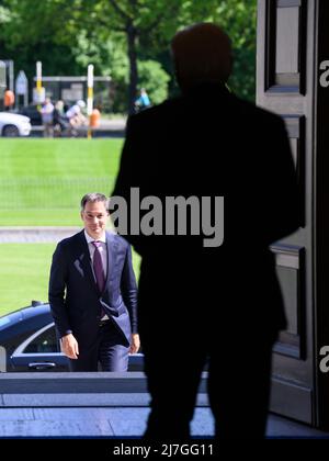 Berlin, Deutschland. 09.. Mai 2022. Bundespräsident Frank-Walter Steinmeier (r) und der belgische Premierminister Alexander De Croo treffen sich zu Gesprächen im Schloss Bellevue. Quelle: Bernd von Jutrczenka/dpa/Alamy Live News Stockfoto