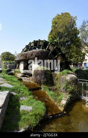 Historisches Wasserrad oder Wasserrad auf dem Fluss Sorgue in L'Isle-sur-la-Sorgue Vaucluse Provence Frankreich Stockfoto