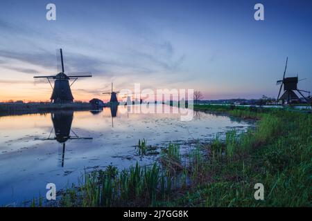 UNESCO Werelderfgoed Kinderdijk Molens, Alte Windmühlen in der Abenddämmerung in Kinderdijk in den Niederlanden Stockfoto