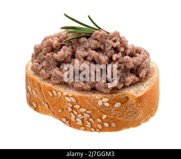 Brotscheibe mit Leberpastete isoliert auf weißem Hintergrund Stockfoto