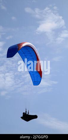 Gleitschirme bei Barton on Sea Hampshire UK Mai 2022 Stockfoto