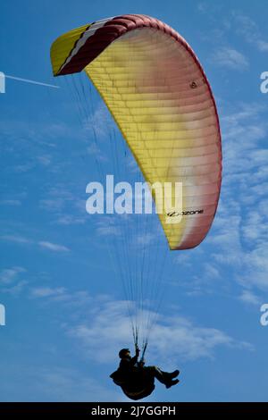 Gleitschirme bei Barton on Sea Hampshire UK Mai 2022 Stockfoto