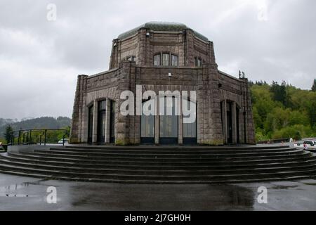 Vista House liegt an der Klippe mit Blick auf die Columbia River Gorge in der Nähe von Portland, OR. Stockfoto