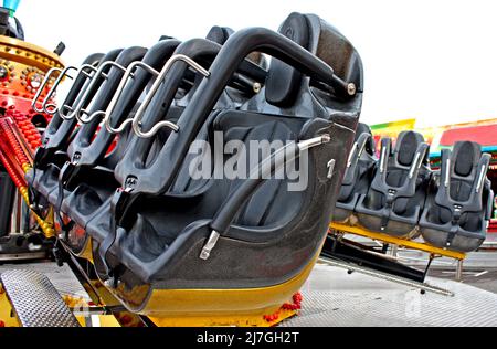 Die Sitze von einem Fast Spinning Fun Fair Ride. Stockfoto