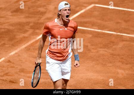 Rom, Italien. 09.. Mai 2022. Denis Shapovalov aus Kanada reagiert während seines ersten Runden-Spiels gegen den Italiener Lorenzo Sonego beim Internazionali BNL D'Italia Tennisturnier im Foro Italico in Rom am 9.. Mai 2022. Foto Antonietta Baldassarre/Insidefoto Kredit: Insidefoto srl/Alamy Live Nachrichten Kredit: Insidefoto srl/Alamy Live Nachrichten Stockfoto