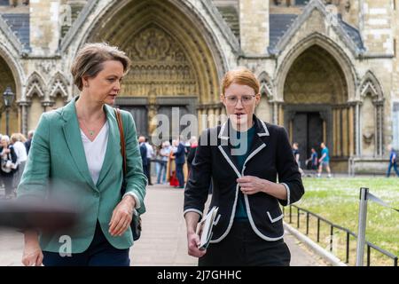 London, 9. Mai 2022. Yvette Cooper (L) Schattenministerin und Abgeordnete der Labour-Partei Normanton Pontefract und Castleford verlassen die Partei mit Holly Lynch (R), dem Abgeordneten der Labour-Partei für Halifax aus der St. Margaret's Kirche, Westminster nach einem Dankgottesdienst zu Ehren des Parlamentsabgeordneten James Brokenshire, der als nordiriischer Sekretär diente und am 7. Oktober 2021 nach der Diagnose Krebs starb. Kredit. amer Ghazzal/Alamy Live Nachrichten Stockfoto