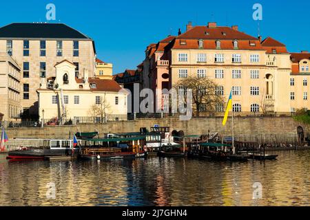 Tourismus Boote in der Moldava Fluss, Prag Stockfoto