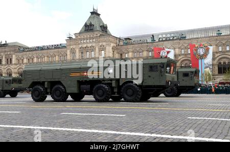 Moskau, Russland. 09.. Mai 2022. Der russische Raketenwerfer Iskander-M rollt während der jährlichen Militärparade zum Victory Day 77., die das Ende des Zweiten Weltkriegs am Roten Platz am 9. Mai 2022 in Moskau, Russland, feiert, am Stand vorbei. Quelle: Mikhail Metzel/Kremlin Pool/Alamy Live News Stockfoto