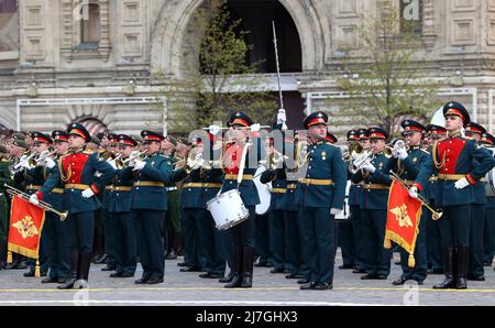 Moskau, Russland. 09.. Mai 2022. Eine russische Militärkapelle tritt während der jährlichen Militärparade zum Victory Day 77. auf, die das Ende des Zweiten Weltkriegs am Roten Platz am 9. Mai 2022 in Moskau, Russland, feiert. Quelle: Mikhail Metzel/Kremlin Pool/Alamy Live News Stockfoto