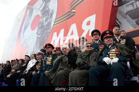 Moskau, Russland. 09.. Mai 2022. Ehrengäste und Veteranen beobachten am 9. Mai 2022 in Moskau, Russland, die jährliche Militärparade zum Victory Day 77. zum Ende des Zweiten Weltkriegs auf dem Roten Platz. Quelle: Mikhail Metzel/Kremlin Pool/Alamy Live News Stockfoto