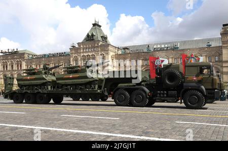 Moskau, Russland. 09.. Mai 2022. Russische selbstfahrende Flak-Fahrzeuge, die während der jährlichen Militärparade zum Victory Day 77., die das Ende des Zweiten Weltkriegs auf dem Roten Platz am 9. Mai 2022 in Moskau, Russland, feiert, am Stand der Überprüfung vorbeigeschleppt wurden. Quelle: Mikhail Metzel/Kremlin Pool/Alamy Live News Stockfoto