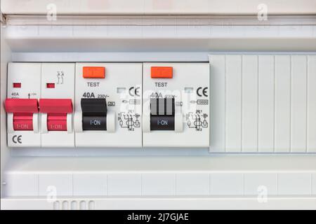 Neues holländisches Sicherungskastenfeld mit roten Hauptschaltern Stockfoto