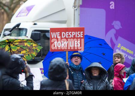 Teilnehmer gegen die aktuelle Regierung der Konservativen Partei versammeln sich während ihrer Take Back Democracy United gegen Johnson-Kundgebung im Zentrum von London. Stockfoto