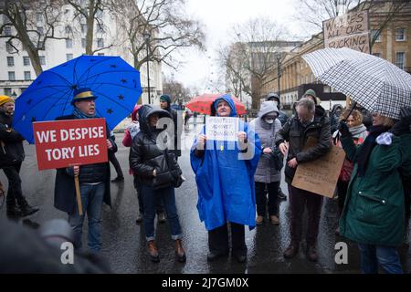 Teilnehmer gegen die aktuelle Regierung der Konservativen Partei versammeln sich während ihrer Take Back Democracy United gegen Johnson-Kundgebung im Zentrum von London. Stockfoto