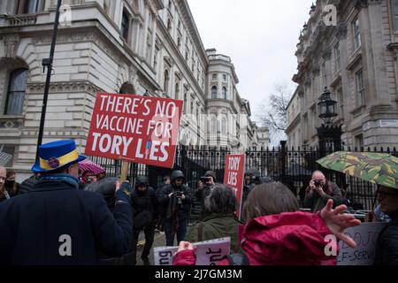 Teilnehmer gegen die aktuelle Regierung der Konservativen Partei versammeln sich während ihrer Take Back Democracy United gegen Johnson-Kundgebung im Zentrum von London. Stockfoto