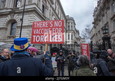 Teilnehmer gegen die aktuelle Regierung der Konservativen Partei versammeln sich während ihrer Take Back Democracy United gegen Johnson-Kundgebung im Zentrum von London. Stockfoto