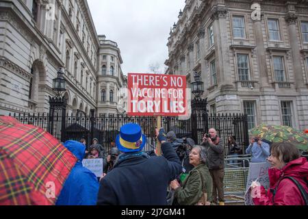 Teilnehmer gegen die aktuelle Regierung der Konservativen Partei versammeln sich während ihrer Take Back Democracy United gegen Johnson-Kundgebung im Zentrum von London. Stockfoto