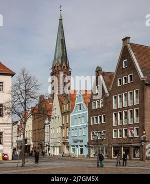 Lüneburg Blick vom Markt in die Bardowicker Straße 93403 hinten der 1895 zusätzlichen Turm der mittelalterlichen Nikolaikirche Stockfoto