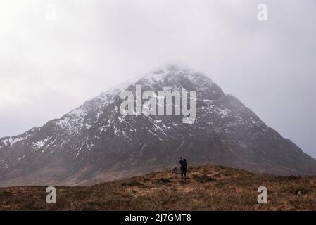 Wunderschöne Winterlandschaft mit Blick über das Rannoch Moor im schottischen Hochland in Richtung Buachaille Etive Mor Stob Dearg mit nicht identifizierter Photographer Stockfoto